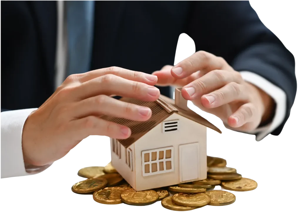 Imagen de un Broker hipotecario con una casa de madeja encima de monedas doradas representando la forma en como Creditaria Esencial ayuda en la mejora de hipoteca.